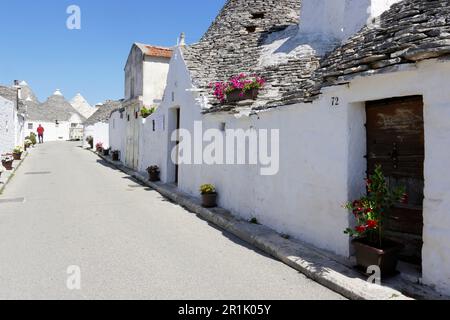 Tranquille strade residenziali a Rione Aia piccola, Alberobello, Puglia, lontano dalle folle di turisti Foto Stock