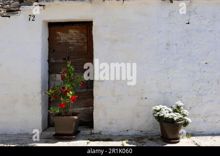 Tranquille strade residenziali a Rione Aia piccola, Alberobello, Puglia, lontano dalle folle di turisti Foto Stock