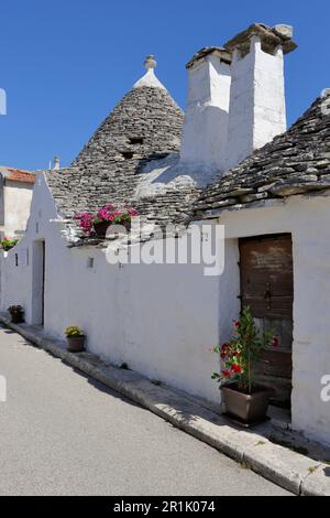 Tranquille strade residenziali a Rione Aia piccola, Alberobello, Puglia, lontano dalle folle di turisti Foto Stock