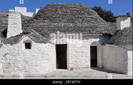 Tranquille strade residenziali a Rione Aia piccola, Alberobello, Puglia, lontano dalle folle di turisti Foto Stock