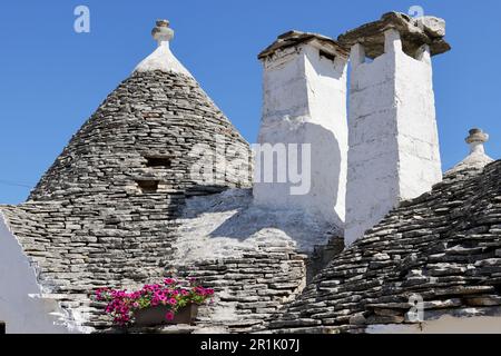 Tranquille strade residenziali a Rione Aia piccola, Alberobello, Puglia, lontano dalle folle di turisti Foto Stock