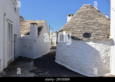 Tranquille strade residenziali a Rione Aia piccola, Alberobello, Puglia, lontano dalle folle di turisti Foto Stock