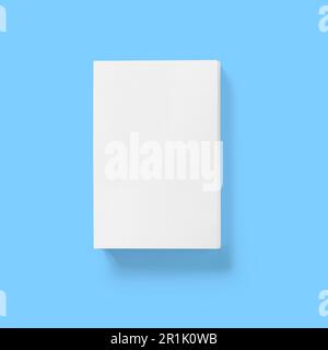 Concetto di ritorno a scuola , copertura rigida bianco retro chiuso isolato su blu. Foto Stock