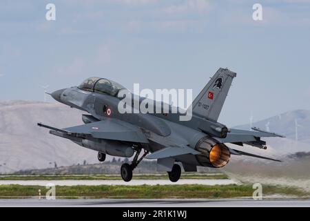 Turco f-16 falchi da combattimento attaccati a vari squadroni da battaglia che decollano Konya aquila Anatolia 2023 Turchia 05 10 2023 f-16C F-16D Foto Stock