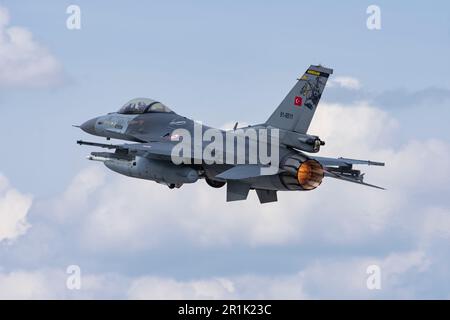 Turco f-16 falchi da combattimento attaccati a vari squadroni da battaglia che decollano Konya aquila Anatolia 2023 Turchia 05 10 2023 f-16C F-16D Foto Stock