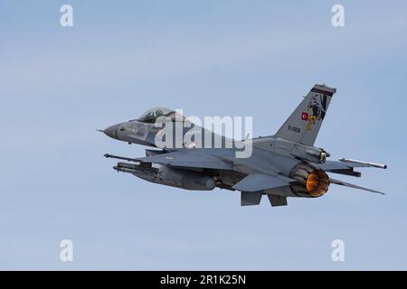 Turco f-16 falchi da combattimento attaccati a vari squadroni da battaglia che decollano Konya aquila Anatolia 2023 Turchia 05 10 2023 f-16C F-16D Foto Stock