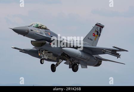 Turco f-16 falchi da combattimento attaccati a vari squadroni da battaglia che decollano Konya aquila Anatolia 2023 Turchia 05 10 2023 f-16C F-16D Foto Stock