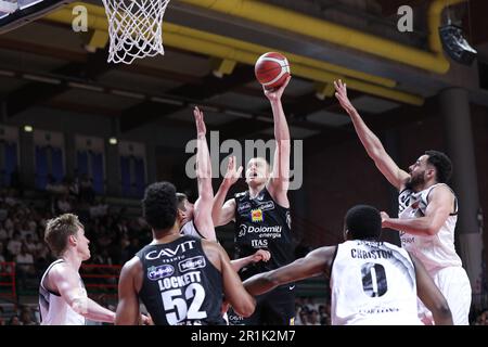 Casale Monferrato, Italia. 14th maggio, 2023. #24 grazie Andrejs (Dolomiti energia Trentino) durante Playoff - Bertram Yachts Derthona Tortona vs Dolomiti energia Trentino, Campionato Italiano di Basket Serie A a Casale Monferrato, Italia, Maggio 14 2023 Credit: Independent Photo Agency/Alamy Live News Foto Stock