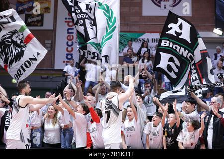 Casale Monferrato, Italia. 14th maggio, 2023. PalaEnergica Paolo Ferraris, Casale Monferrato, Italia, 14 maggio 2023, Tifosi durante il Playoff - Bertram Yachts Derthona Tortona vs Dolomiti energia Trentino - Basket Italiano Serie A Championship Credit: Live Media Publishing Group/Alamy Live News Foto Stock