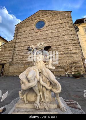 Statua di fronte alla Basilica di San Francesco, Arezzo Foto Stock