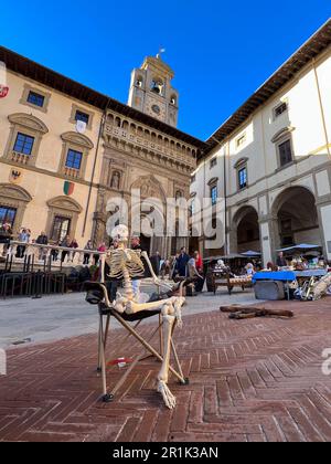 Uno scheletro nel mercato dell'antiquariato di Piazza grande ad Arezzo Foto Stock