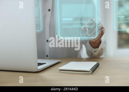 Concetto di firma elettronica. Donna che lavora su un computer portatile al tavolo al chiuso, in primo piano Foto Stock