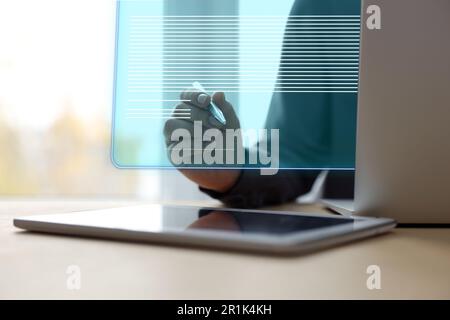 Concetto di firma elettronica. Donna che lavora su un computer portatile al tavolo al chiuso, in primo piano Foto Stock