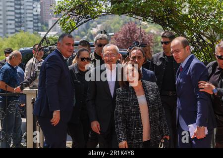 Il leader del Partito popolare Repubblicano (CHP) e candidato presidenziale della principale alleanza di opposizione Kemal Kilicdaroglu (C) salutano la folla mentre lasciano un seggio dopo aver votato alle elezioni presidenziali e parlamentari, a Istanbul, in Turchia, il 14 maggio 2023 . Nella città turca di Istanbul. Oggi, il presidente Recep Tayyip Erdogan affronta il suo più grande test elettorale mentre il paese si dirige ai sondaggi nelle elezioni generali del paese. Erdogan è stato al potere per più di due decadi. Foto del Partito popolare Repubblicano / Alp Eren Kaya / UP Foto Stock