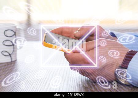 Primo piano delle mani di un uomo caucasico irriconoscibile che tocca il suo schermo mobile dove viene visualizzata un'icona di una lettera. Effetto di illuminazione di e-mail i. Foto Stock