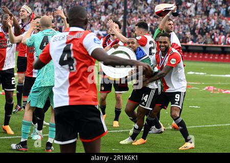 ROTTERDAM - (lr) portiere di Feyenoord Tein Troost, Marcus Pedersen di Feyenoord, Mohamed Taabouni di Feyenoord, Oussama Idrissi di Feyenoord, Santiago Gimenez di Feyenoord, Igor Paixao di Feyenoord, Danilo di Feyenoord, con il trofeo, con la scala, Con il dish na risultato della partita olandese della Premier League tra Feyenoord e Go Ahead Eagles allo stadio di Feyenoord de Kuip il 14 maggio 2023 a Rotterdam, Paesi Bassi. ANP OLAF KRAAK Foto Stock