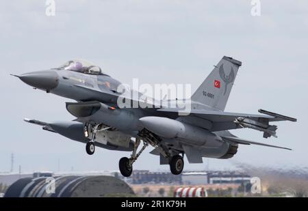 F-16C Block 40 Fighting Falcon Take off Konya Esercizi di aquila Anatolia (92-0001) di 191 filo hancer 'agger' basato a Konya 3. Getto principale 132. squadr Foto Stock