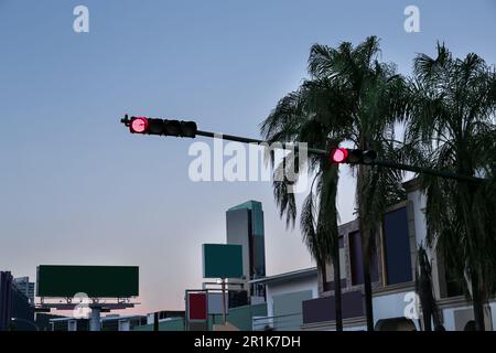 Posta con semaforo rosso su strada cittadina Foto Stock