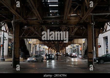 Aspetto retrò vintage dei treni sopraelevati nel giro - il centro di Chicago Foto Stock