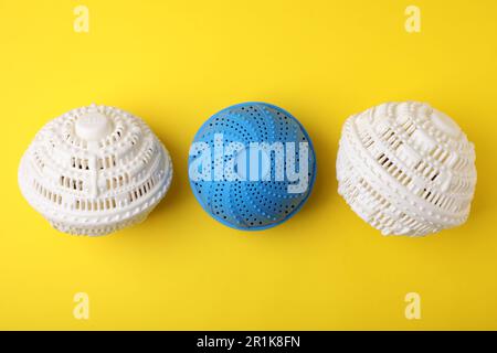 Set con palline asciugatrice per lavatrice su sfondo bianco Foto stock -  Alamy