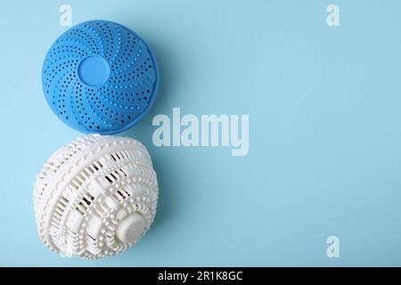 Palline asciugabiancheria su sfondo azzurro, piatto. Spazio per il testo Foto Stock