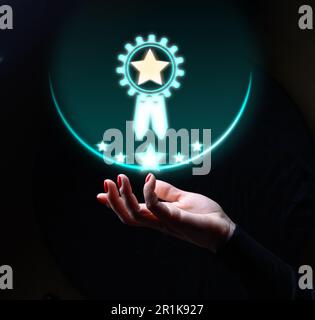 La mano mostra il segno della massima qualità, controllo qualità, servizio e valutazione del prodotto. Valutazione superiore Foto Stock