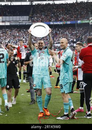 ROTTERDAM - (LR) il portiere di Feyenoord Timon Wellenreuther, il portiere di Feyenoord Justin Bijlow con la ciotola, il portiere di Feyenoord Tein Troost, durante la partita di campionato olandese tra Feyenoord e Go Ahead Eagles a Feyenoord Stadion de Kuip il 14 maggio 2023 a Rotterdam, Paesi Bassi. ANP MAURICE VAN PIETRA Foto Stock