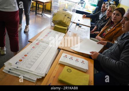 Ankara, Turchia. 14th maggio, 2023. Documenti di voto visti su un tavolo durante le elezioni. Il processo di voto dei cittadini è iniziato alla scuola media per l'elezione del presidente del 13th e dei deputati che entreranno nel nuovo mandato di Grande Assemblea nazionale turca. Le votazioni in Turchia continueranno dalle 8 alle 5 del 14 maggio. (Foto di Tunahan Turhan/SOPA Images/Sipa USA) Credit: Sipa USA/Alamy Live News Foto Stock