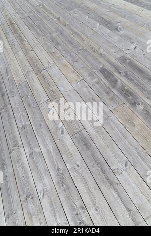 Un po 'vecchio parquet grigio legno pavimento, angolo inclinato. Vista dall'alto. Sfondo a trama full frame ad alta risoluzione. Vista dall'alto. Foto Stock