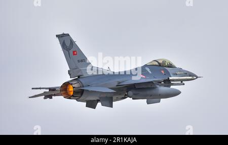 Turco f-16 falchi da combattimento attaccati a vari squadroni da battaglia che decollano Konya aquila Anatolia 2023 Turchia 05 10 2023 f-16C F-16D Foto Stock