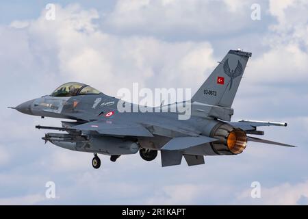 Turco f-16 falchi da combattimento attaccati a vari squadroni da battaglia che decollano Konya aquila Anatolia 2023 Turchia 05 10 2023 f-16C F-16D Foto Stock