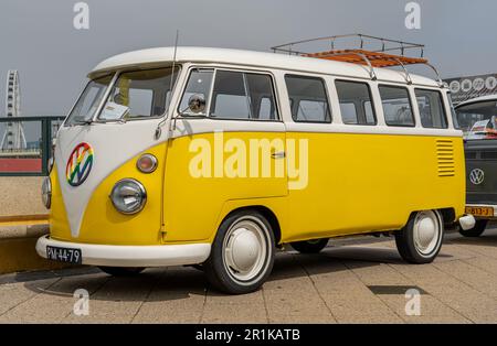 Scheveningen, Paesi Bassi, 14.05.2023, giallo Volkswagen Kombi dal 1964 al salone delle auto classiche con raffreddamento ad aria Foto Stock