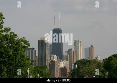 CHICAGO, ILLINOIS, USA-GIUGNO 10: Chicago Skyline con John Hancock Center dal Lincoln Park Zoo vicino a Lake Shore Drive. 10,2005 giugno a Chicago Foto Stock