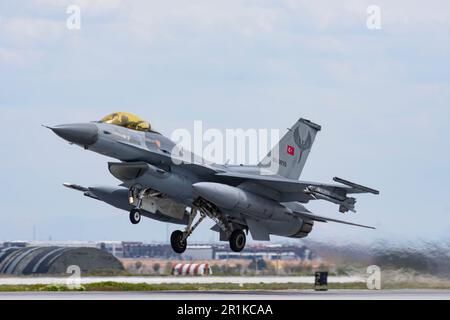 Turco f-16 falchi da combattimento attaccati a vari squadroni da battaglia che decollano Konya aquila Anatolia 2023 Turchia 05 10 2023 f-16C F-16D Foto Stock