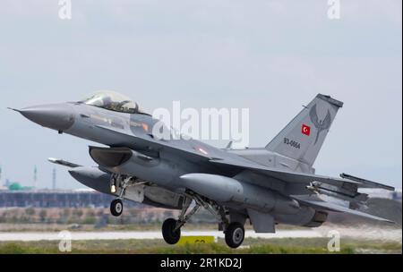 F-16C Block 40 Fighting Falcon Take off Konya Esercizi di aquila Anatolia (93-0664) di 191 filo hancer 'agger' basato a Konya 3. Getto principale 132. squadr Foto Stock