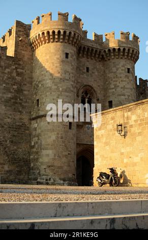 Ingresso torri semicircolari del Palazzo dei grandi Maestri dell'Ordine sull'isola di Rodi, nella città medievale. Foto Stock