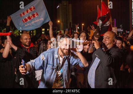 14 maggio 2023: I sostenitori del Partito popolare Repubblicano, CHP, iniziarono a riunirsi intorno alla sede del partito e a sostenere la CHP ad Ankara il 14 maggio 2023. Le elezioni presidenziali e parlamentari del 28th si sono concluse alle 17,00 con la chiusura delle urne elettorali. Si dice che i risultati delle elezioni saranno annunciati stasera a partire dalla mezzanotte del 14 maggio. (Credit Image: © Tolga Ildun/ZUMA Press Wire) SOLO PER USO EDITORIALE! Non per USO commerciale! Foto Stock