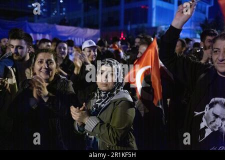 14 maggio 2023: I sostenitori del Partito popolare Repubblicano, CHP, iniziarono a riunirsi intorno alla sede del partito e a sostenere la CHP ad Ankara il 14 maggio 2023. Le elezioni presidenziali e parlamentari del 28th si sono concluse alle 17,00 con la chiusura delle urne elettorali. Si dice che i risultati delle elezioni saranno annunciati stasera a partire dalla mezzanotte del 14 maggio. (Credit Image: © Tolga Ildun/ZUMA Press Wire) SOLO PER USO EDITORIALE! Non per USO commerciale! Foto Stock