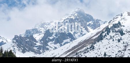 Montagne innevate nei pressi di Shymbulak, regione di Almaty, Kazakhstan. Foto Stock