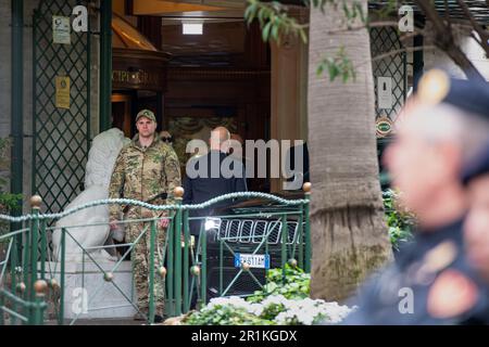 Roma, Italia. 13th maggio, 2023. Un soldato della scorta armata del presidente ucraino Zelensky è in piedi guardia all'ingresso dell'hotel Parco dei principi, dove il presidente è rimasto durante la sua visita a Roma. Il presidente ucraino Volodymyr Zelensky visita Roma più di un anno dopo l'inizio del conflitto in Ucraina. Dopo l'atterraggio a Ciampino, ha incontrato il Capo dello Stato, Sergio Mattarella, il Premier, Giorgia Meloni e, nel pomeriggio, Papa Francesco. Credit: SOPA Images Limited/Alamy Live News Foto Stock