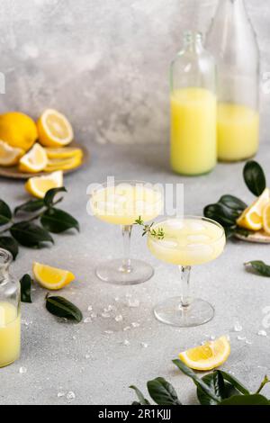 Limoncello fatto in casa con ghiaccio in bicchieri. Bevanda alcolica italiana. Foto Stock