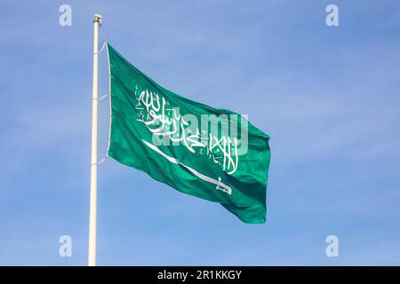 Bandiera dell'Arabia Saudita che sventola sul vento, Jeddah, Arabia Saudita Foto Stock