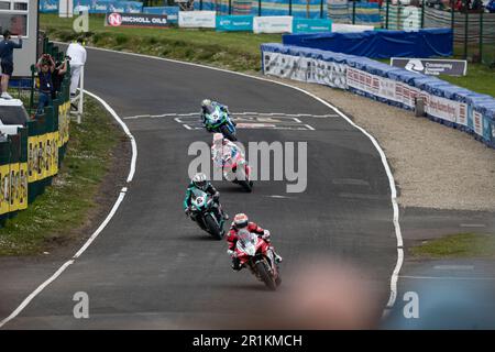 Portstewart, Regno Unito. 13th maggio, 2023. Glen Irwin (1) leader Michael Dunlop(6), Alastair Seeley (34) e Dean Harrison (5) dopo il primo giro della Superbike 2023 Northwest200 sponsorizzata da Merrow Hotel and Spa. Credit: Bonzo/Alamy Live News Foto Stock