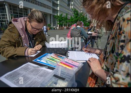 L'Aia, Paesi Bassi. 13th maggio, 2023. Ex-pats e simpatizzanti russi all'Aia scrivono lettere e cartoline di solidarietà da condividere con i prigionieri politici incarcerati nella Russia di Putin. L'ultimo giorno della mostra #FreeNavalny cell a l'Aia. Aleksei Navalny è un'opposizione russa e un attivista anti-corruzione, detenuto e imprigionato da 11 anni e 6 mesi. (Foto di Charles M Vella/SOPA Images/Sipa USA) Credit: Sipa USA/Alamy Live News Foto Stock