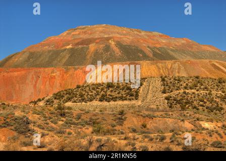 Scavato i lati della miniera a cielo aperto nel deserto Foto Stock