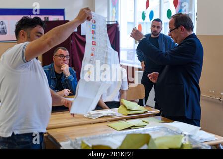 Un funzionario di assistenza al voto mostra un documento di voto ai controllori di vari partiti durante il conteggio dei voti delle elezioni turche nella scuola di Buyuk Esma nel centro della città. Milioni di cittadini turchi si sono recati alle urne per votare in quelle che potrebbero essere elezioni presidenziali e parlamentari storiche. Per la prima volta il presidente Recep Tayyip Erdogan, del partito conservatore AKP, ha un serio sfidante a Kemal Kilicdaroglu, che guida una coalizione di partiti di opposizione. Se non si raggiunge la maggioranza assoluta, il 28th maggio si terrà una votazione. Foto Stock