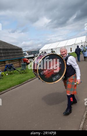 Gourock, Scozia, Regno Unito. 14th maggio, 2023. L'annuale Gourock Highland Games, che celebra la tradizionale cultura scozzese con gare di bande di pipe, balli in alta terra, giochi tradizionali in alta terra, si svolge nella pittoresca cornice di Battery Park. Credit: SKULLY/Alamy Live News Foto Stock