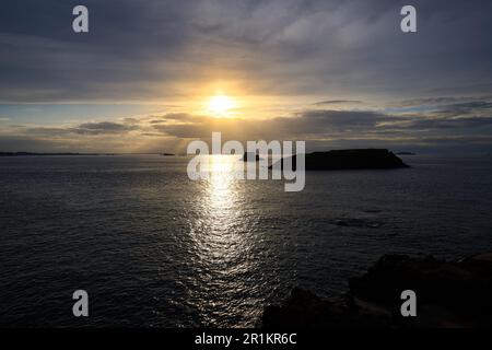 Bellezza tramonto vista dalla spiaggia di Saint Malo. Piscina naturale a Saint-Malo in Bretagna . Francia. Foto Stock