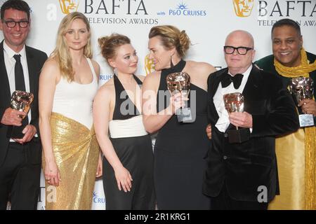 (Sinistra-destra) Richard Yee, Niamh Algar, mia Threapleton, Kate Winslet, Dominic Savage e Krish Majumdar con il premio per il singolo dramma, per i am Ruth al BAFTA Television Awards 2023 al Royal Festival Hall di Londra. Data immagine: Domenica 14 maggio 2023. Foto Stock