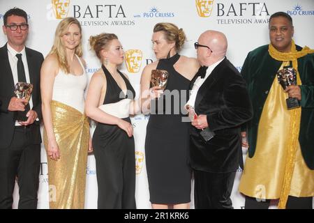 (Sinistra-destra) Richard Yee, Niamh Algar, mia Threapleton, Kate Winslet, Dominic Savage e Krish Majumdar con il premio per il singolo dramma, per i am Ruth al BAFTA Television Awards 2023 al Royal Festival Hall di Londra. Data immagine: Domenica 14 maggio 2023. Foto Stock